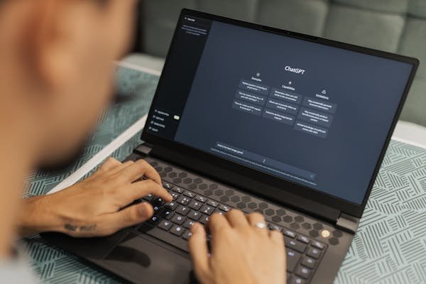 Chatgpt en français : discutez sans frais ni inscription !